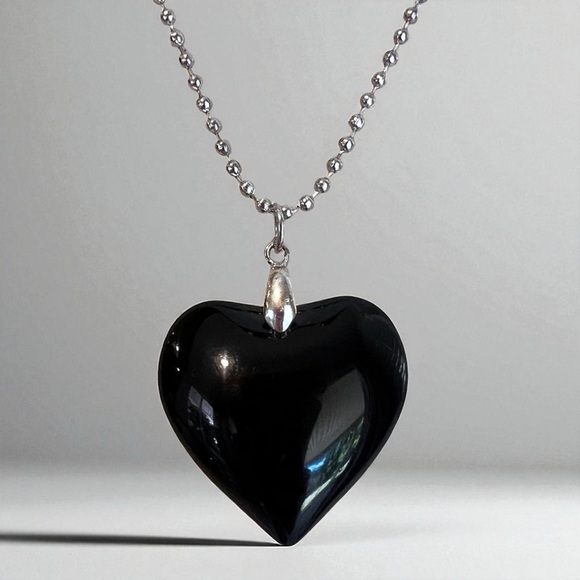 Chic Solid Glass Black Heart Pendant Necklace 20” chain - Picture 13 of 16